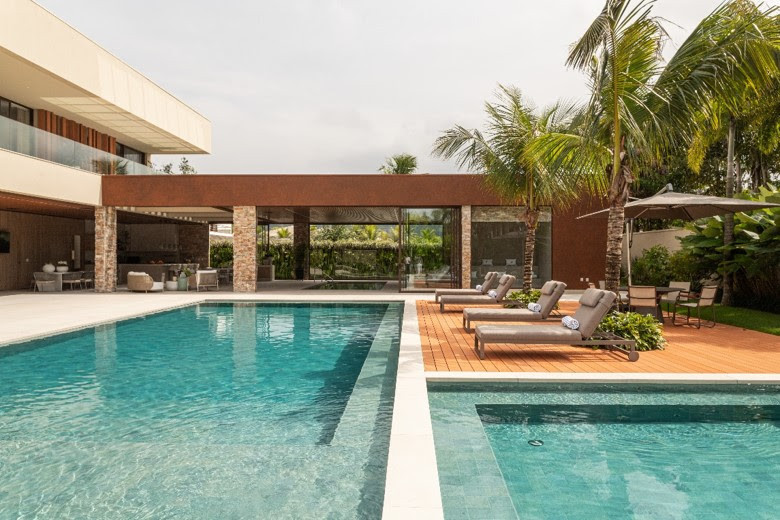 Casa dos sonhos: projeto no litoral idealizado como retiro de relaxamento para receber proprietários e seus convidados em qualquer estação do ano